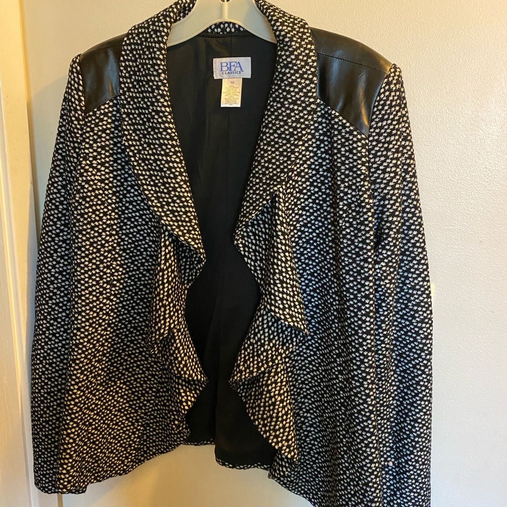 Jacket with leather shoulder caps